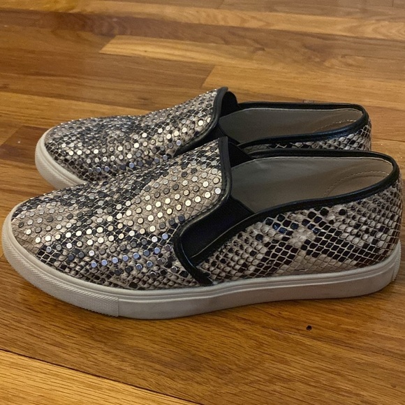 Steve Madden Women’s Snake Skin Studded Slip On Shoes Size 7.5 - Picture 2 of 8